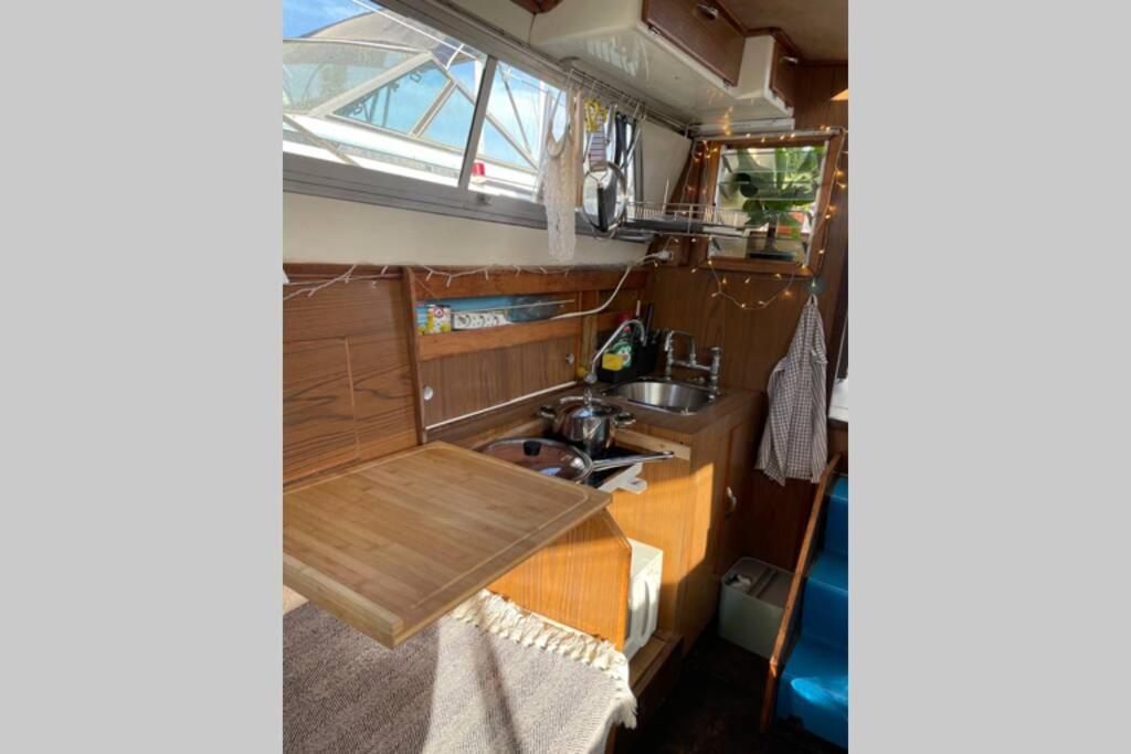Hotel Beautiful 70S Vintage Yacht Boat In Barcelona Sant Adrià de Besòs Exterior foto
